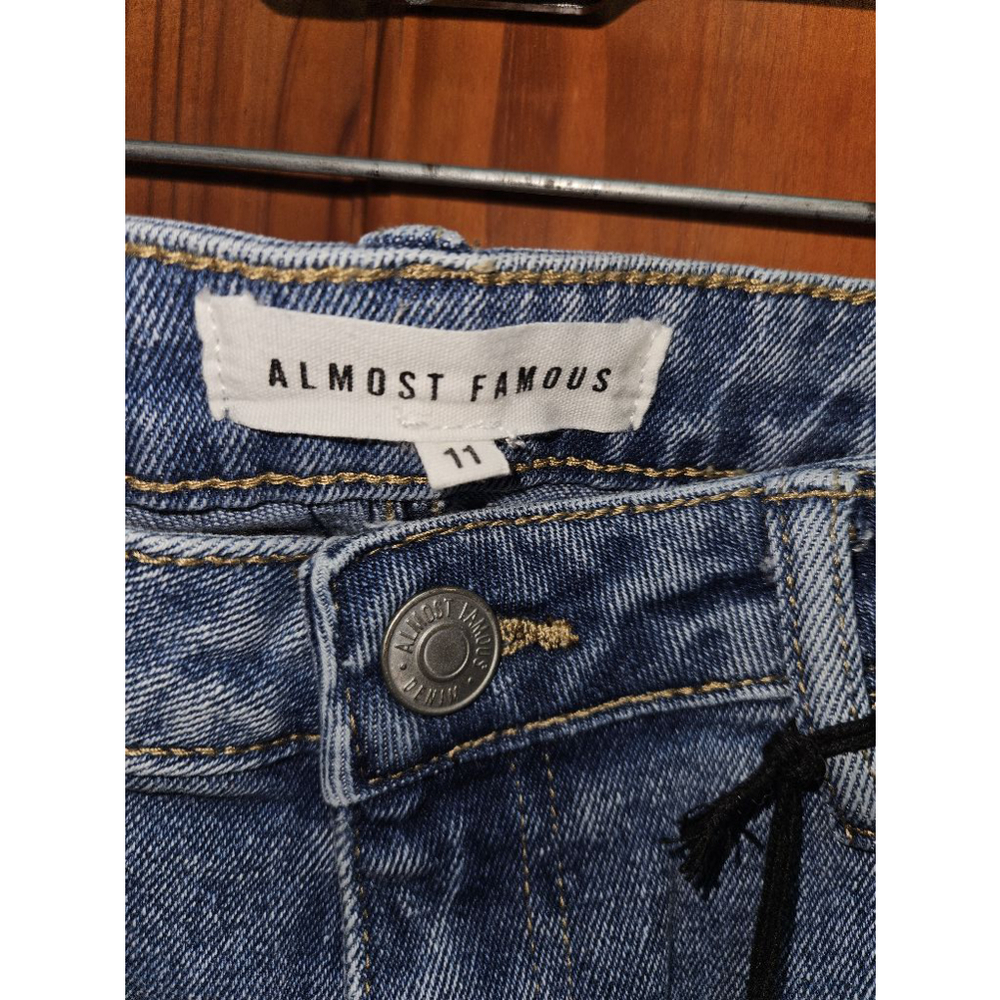 Almost Famous 90's Fit Baggy Jeans Women's Size 11 NEW - Picture 7 of 12